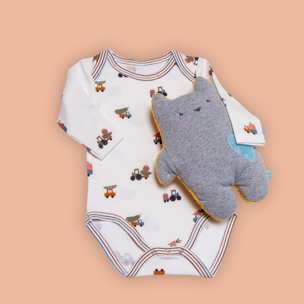 Body neonato a manica lunga in cotone certificato OEKO-TEX® con fantasia trattori – Let the Cat In Body neonato a manica lunga in cotone certificato OEKO-TEX® con fantasia trattori – Let the Cat In